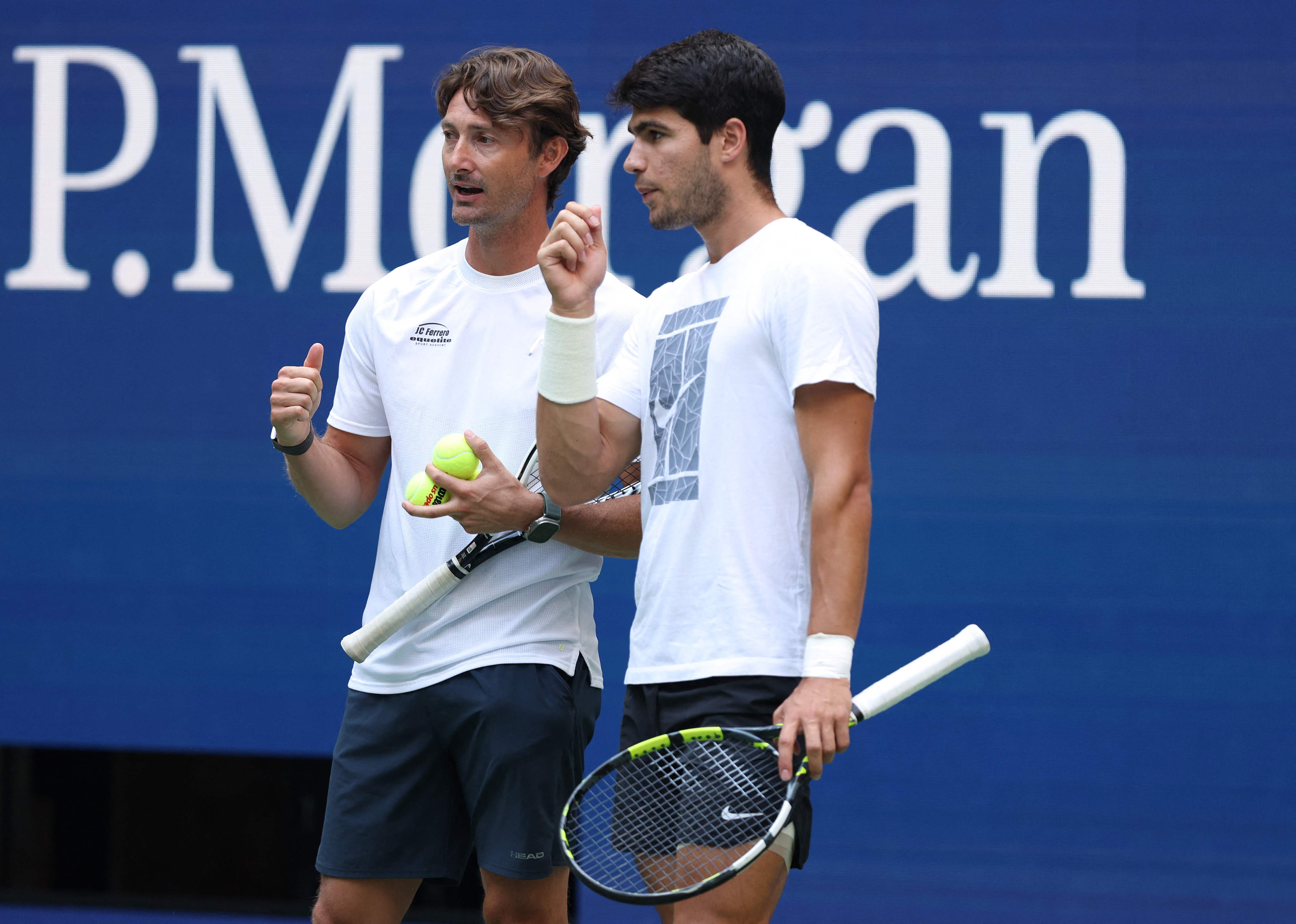 NEW YORK, NEW YORK - SEPTEMBER 06: Carlos Alcaraz of Spain warms up with trainer Juan Carlos Ferrero before his Men's Singles Quarterfinal match against Alexander Zverev of Germany on Day Ten of the 2023 US Open at the USTA Billie Jean King National Tennis Center on September 06, 2023 in the Flushing neighborhood of the Queens borough of New York City.   Clive Brunskill/Getty Images/AFP (Photo by CLIVE BRUNSKILL / GETTY IMAGES NORTH AMERICA / Getty Images via AFP)