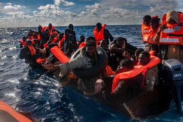 Imagen del 3 de enero de 2024 de un cayuco con migrantes en el Mar Mediterráneo. 60 personas migrantes fueron rescatadas esa tarde por la tripulación del barco de la ONG Open Arms. Según la organización, el rescate se llevó a cabo justo cuando se avecinó el mal tiempo en la zona.  