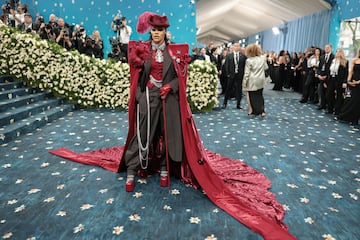 Teyana Taylor cantante, actriz, bailarina y directora creativa estadounidense a su llegada a la alfombra roja de la Met Gala 2025.