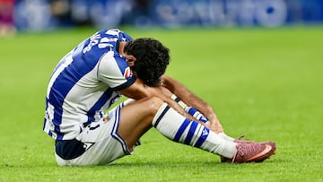 Guedes se lamenta sobre el césped de Anoeta.