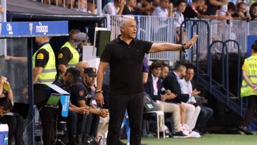 Sergio Pellicer, entrenador del Málaga CF, dando instrucciones en el partido ante el Albacete Balompié.