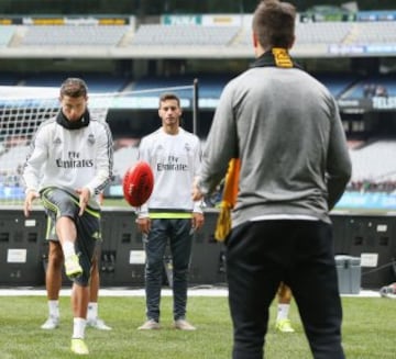 Cristiano Ronaldo chuta el balón de fútbol australiano.