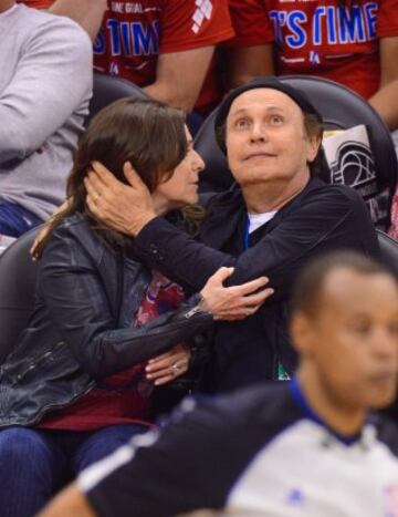 Billy Crystal, actor de, entre otras, 'Cuando Harry encontró a Sally', con su mujer en el Staples Center.