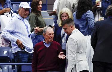 El exalcalde de la ciudad de Nueva York, Michael Bloomberg, llega para asistir a la final individual masculina de tenis entre el italiano Jannik Sinner y el español Carlos Alcaraz.
