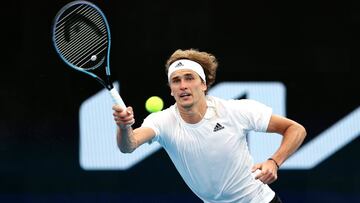 El tenista alem&aacute;n Alexander Zverev devuelve una bola durante su partido ante Taylor Fritz en la eliminatoria del Grupo C de la ATP Cup entre Alemania y Estados Unidos.