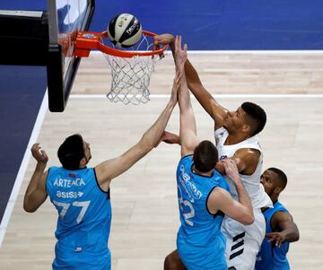 Walter Tavares con Víctor Arteaga y Nik Caner-Medley.