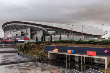 El aviso de la AEMET de alerta roja por previsión de lluvias torrenciales en Madrid obligó a suspender el encuentro entre el Atlético de Madrid y el Sevilla. Descubre en esta galería cómo se encuentra las inmediaciones del estadio.