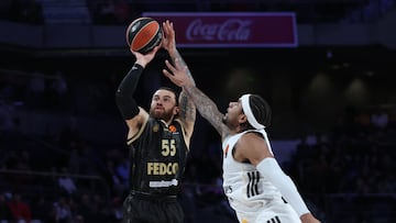 Mike James, base del AS Mónaco, trata de lanzar ante la defensa de Chuma Okeke, alero del Real Madrid.
