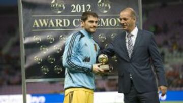 Casillas recibe el premio de la IFFHS