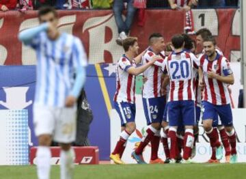 El delantero francés del Atlético de Madrid Antoine Griezmann (3i) celebra con sus compañeros el gol marcado al Málaga, segundo para el conjunto rojiblanco.