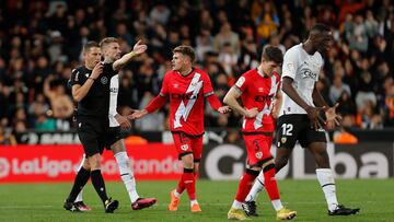 Chavarría protesta a Figueroa Vázquez su decisión en Mestalla.