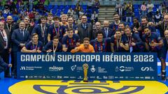 Los jugadores del Barça posan con el trofeo tras vencer en la final de la Supercopa Ibérica de balonmano ante el FC Oporto disputada este domingo en el Polideportivo Ciudad Jardín de Málaga.