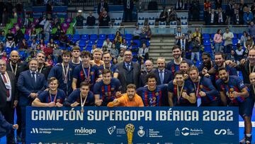 Los jugadores del Bar?a posan con el trofeo tras vencer en la final de la Supercopa Ib谷rica de balonmano ante el FC Oporto disputada este domingo en el Polideportivo Ciudad Jard赤n de M芍laga.