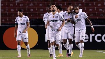 EC001. QUITO (ECUADOR), 11/05/2021.- Jugadores de Palmeiras celebran un gol durante el partido por el Grupo A de la Copa Libertadores entre Independiente del Valle y Palmeiras hoy, en el estadio Rodrigo Paz Delgado de Quito (Ecuador). EFE/ Franklin J&aacu