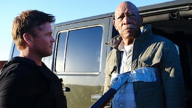 Morgan Freeman y Luke Hemsworth protagonizan la película de acción que arrasa en Amazon Prime Video