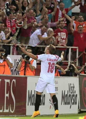 El jugador del Sevilla Gerard Deulofeu celebra tras marcar ante la Real Sociedad, durante el partido de la quinta jornada de Liga en Primera División que se disputa esta noche en el estadio Sánchez Pizjuán, en Sevilla. 