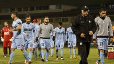 Nelson Acosta deja la cancha del CAP, tras caer ante Huachipato.