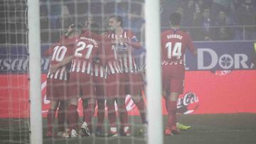 El Atl&eacute;tico celebra el 0-2 de Arias en El Alcoraz. 