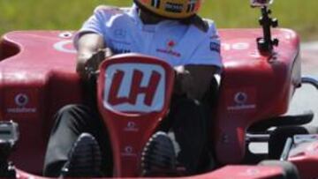 <b>CALENTANDO. </b>Hamilton montó en kart ayer.
