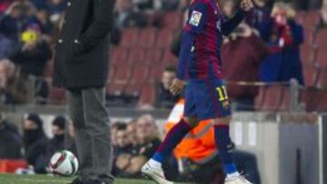 Luis Enrique y Neymar, en el momento del cambio.