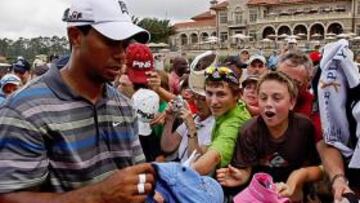 <b>ACLAMADO. </b>Los niños, a la caza del autógrafo del polémico Tiger.