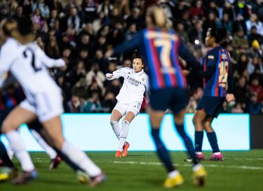 La jugadora escocesa clavó un tiro libre e igualó el partido en Mérida.
