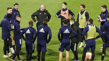 JIM, en su primer entrenamiento, rodeado de sus jugadores.