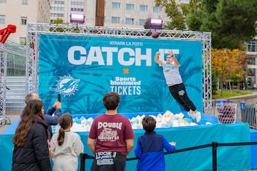 La Plaza de España de Madrid acoge la Fan Zone de los Miami Dolphins. 