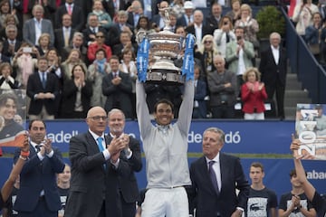 Rafa Nadal levanta el Trofeo Conde de Godó 2018 tras ganar a Tsitsipas.
 
  