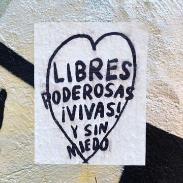 En cada paso q he dado en mi carrera y en mi vida, he intentado transmitir una cosa q juntas somos imparables q somos libres, iguales y fuertes para ser, sentir y luchar por todo lo q queremos y q los miedos y prejuicios no nos sirven. Feliz día de la mujer hoy y siempre ? #8m #8