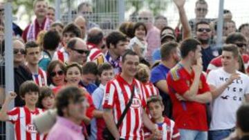Un millar de aficionados, en el entrenamiento del Atlético