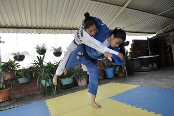 Luz Adiela Álvarez y Erika Lasso, durante un entrenamiento en casa el 1 de julio de 2020 en Cali, Colombia.