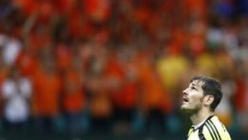 Casillas, mirando al vacío.