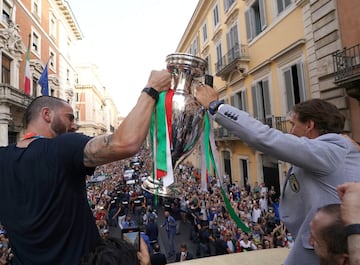 Bonucci y Mancini mostrando la copa a la afición.