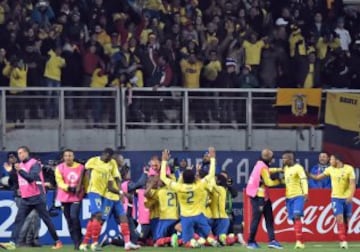 Ecuador venció a México 2 goles por 1 y sigue vivo en la Copa América. Ahora espera ser mejor tercero para clasificar.