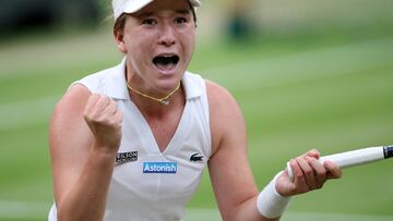 Lulu Sun celebra su victoria contra Emma Raducanu en Wimbledon.