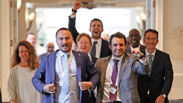 Ivan Modia celebra con Gerard Piqué y los miembros de Kosmos la aprobación del cambio de formato de la Copa Davis para 2019.