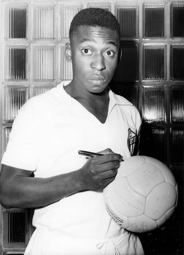 Pelé debutó con 15 años en un amistoso Santos-Corinthians de Santo André. Pero su debut oficial con el equipo Peixe fue ante el Cubatao en 1956.