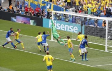 Andreas Isaksson despeja el balón. 
 