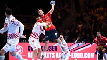 David Mandic intenta frenar a Aleix Gomez durante la final del Europeo de Balonmano 2020 entre Espa&ntilde;a y Suecia.