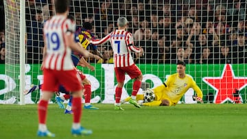 Musso hace una parada en el encuentro ante el Barcelona.