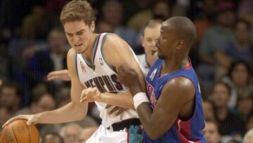 Pau Gasol, ante Clifford Robinson durante un partido en su a&ntilde;o de rookie con los Memphis Grizzlies.