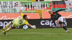 ¿Se fue Almirón? Colo Colo sobrevive gracias a De Paul