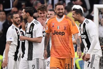 Cristiano Ronaldo celebra con sus compañeros el campeonato de liga.