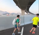 Descalifican a un corredor que participó en la maratón de Hong Kong cargando a su bebé: “Debe abstenerse de conductas peligrosas”