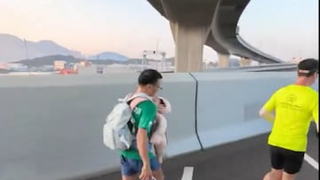 Descalifican a un corredor que participó en la maratón de Hong Kong cargando a su bebé: “Debe abstenerse de conductas peligrosas”