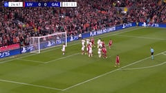 Un completo disparate: vean cómo defendió en Anfield el Galatasaray al mejor golpeo de Europa