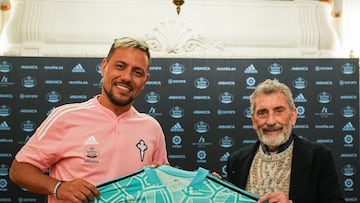 Diego Alves y Carlos Mouriño posan con la camiseta del Celta.