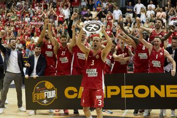 Los jugadores del Girona celebran el ascenso a la liga ACB.