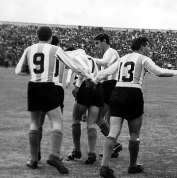 Además del Chile 3-Suiza 1, ese 30 de mayo se jugaron los partidos Uruguay 2-Colombia 1 en Arica, Argentina 1-Bulgaria 0 en Rancagua y Brasil 2-México 0 en Viña del Mar. En la foto, Argentina festeja.